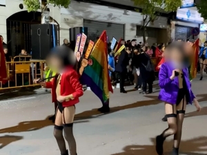 Menores en lencería desfilan en un carnaval en España; genera severas críticas