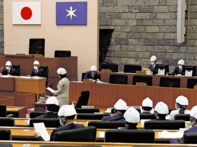 Legisladores de Jap&oacute;n usan cascos en sesi&oacute;n tras caerse un pedazo del techo